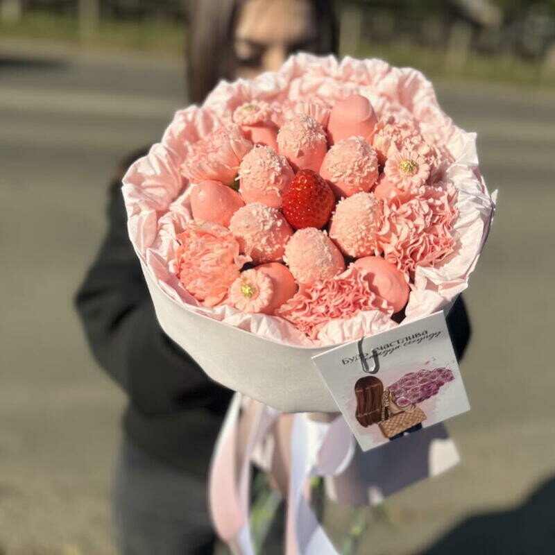 Buket iz 12klubnik v Bel_gijskom shokolade i Diantusov 5 rozovih v upakovke, standart