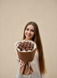 Клубника в шоколаде в букете 