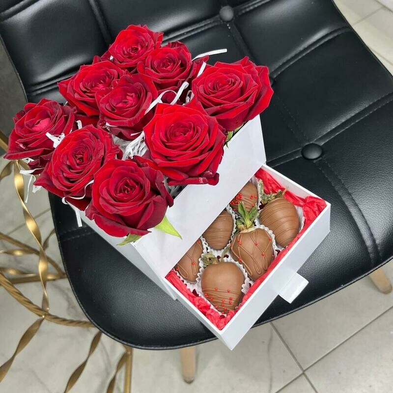 Rozi v korobke s klubnikoj v SHokolade, standart