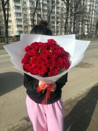 Букет из красных кустовых роз 