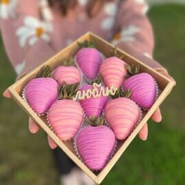 9 крупных клубник в шоколаде Люблю