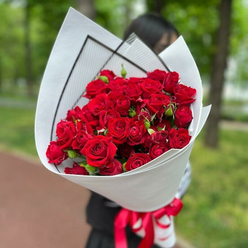 Buket iz 9 vetok Kustovoj krasnoj Rozi, standart