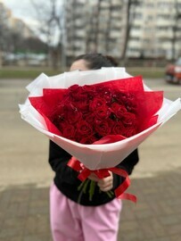 Buket iz kustovih krasnih roz v upakovke