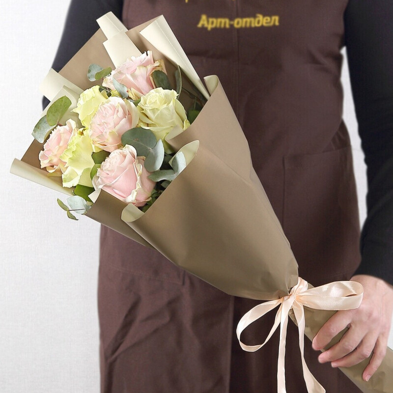 7 Belo-Rozovih Roz  s evkaliptom, 7 belo-rozovih roz  s evkaliptom