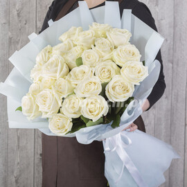 Buket iz 25 belih roz sorta Ekvador