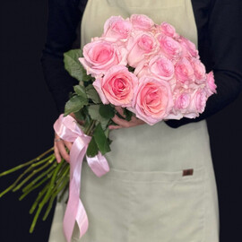 15 розовых роз