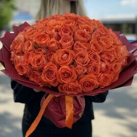 101  оранжевая роза в упаковке