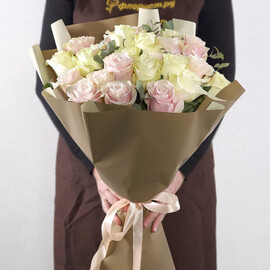 25 Бело-Розовых Роз  с эвкалиптом