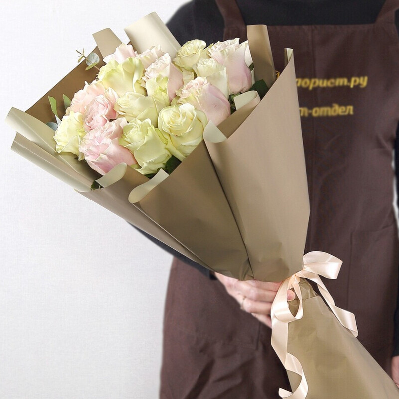 15 Belo-Rozovih Roz  s evkaliptom, 15 belo-rozovih roz  s evkaliptom