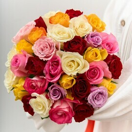 35 разноцветных  роз 