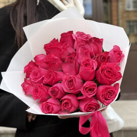 25 малиновых роз