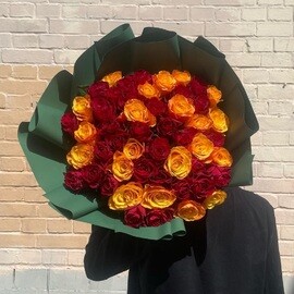 Красно рыжие розы в упаковке