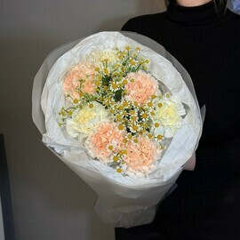 Букет с диантусами и танацетумом