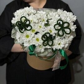 Композиция в шляпной коробке с хризантемой 