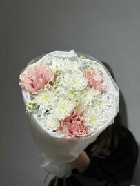Букет из хризантем и роз