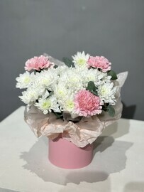 Kompozitciya s kustovoj hrizantemoj i diantusami