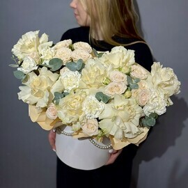 Композиция с розами Софи Лорен и кустовыми пионовидными