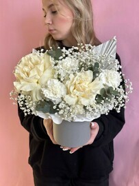 Композиция в шляпной коробке с розами и гипсофилой