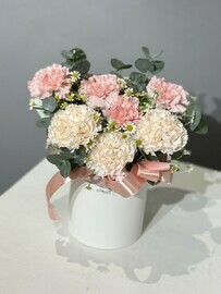 Композиция с диантусами и ромашками 