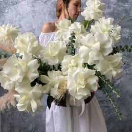 Korzina s belimi kruzhevnimi rozami i pampasami