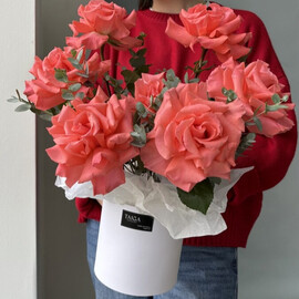 Композиция в коробке 7 кружевных роз