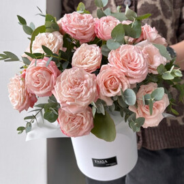 Korobka s pionovidnimi kustovimi rozami