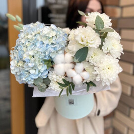 Kompozitciya s gortenziej i hlopkom