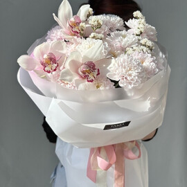 Buket iz hrizantem i orhidej