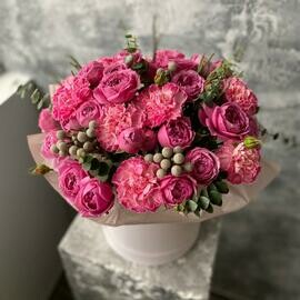 Klubnichnaya korobka s pionovidnimi rozami