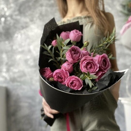 Букет из кустовых пионовидных роз и эвкалипта