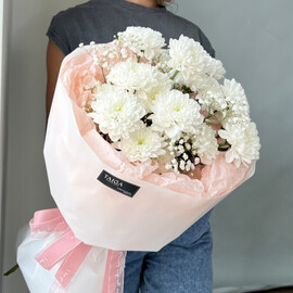 Miniatyurnij buket iz hrizantem i gipsofili