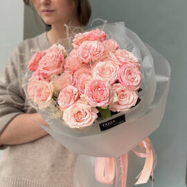 Букет из кустовых Пионовидные роз и стифы