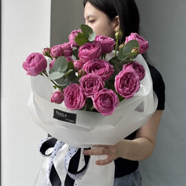 Buket iz pionovidnih roz Misti razmer S