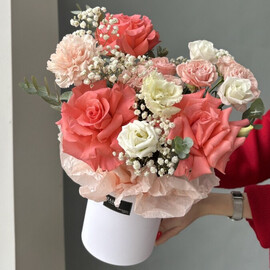 Kompozitciya iz kruzhevnih i pionovidnih roz