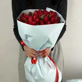 Букет из 35 красных тюльпанов