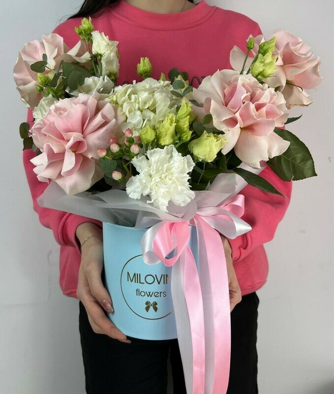 Цветы в коробке из французских роз, гортензий, гвоздик, эустомой, стандартный