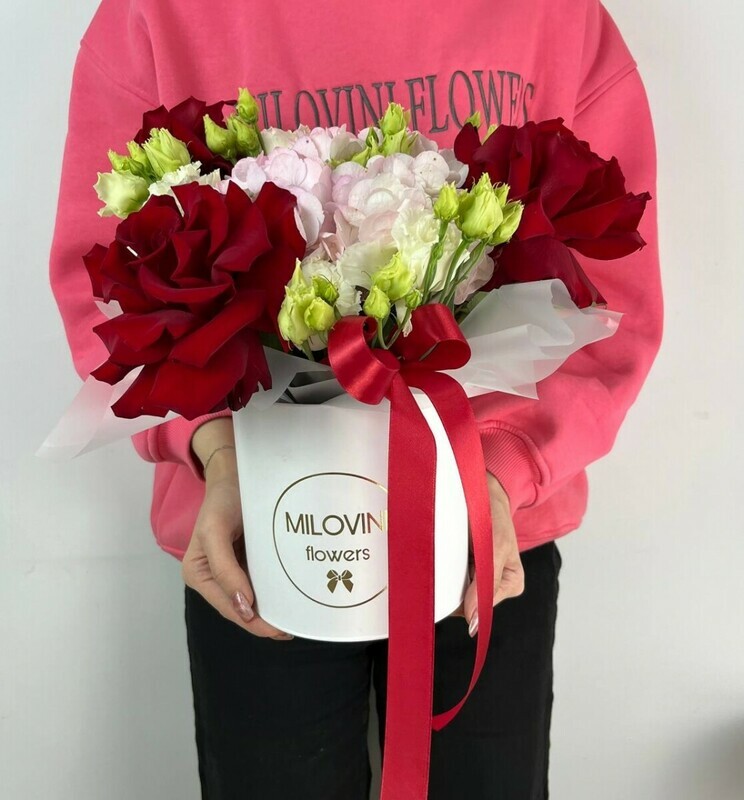 TCveti v korobke s frantcuzskimi rozami, gortenziej i eustomoj, standart