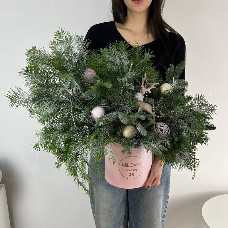 Бокс новогодний из нобилиса, пихты и елочных игрушек, стандартный