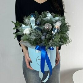 Бокс новогодний из нобилиса, пихты, хлопка и елочных игрушек