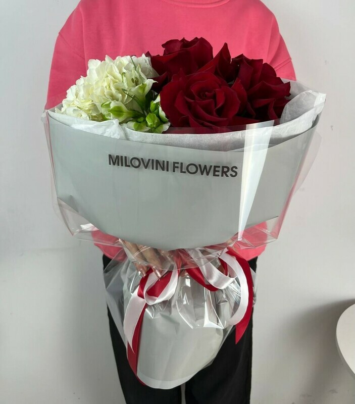 Buket iz gortenzii, krasnoj rozi i al_stromerii, standart