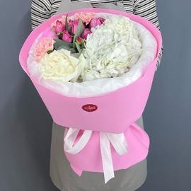 Buket s gortenziej, kustovoj rozoj, gvozdikami