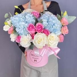 TCveti v korobke s gortenziyami, rozami, eustomoj