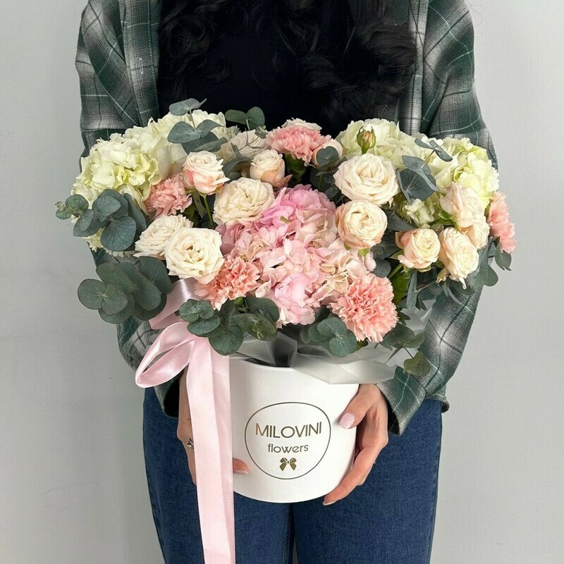 TCveti v korobke iz gortenzij, gvozdik, kustovih roz, standart