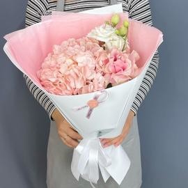 Букет с гортензией, эустомой, французской розой