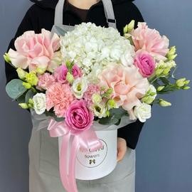 Композиция с гортензией, эустомой и розами