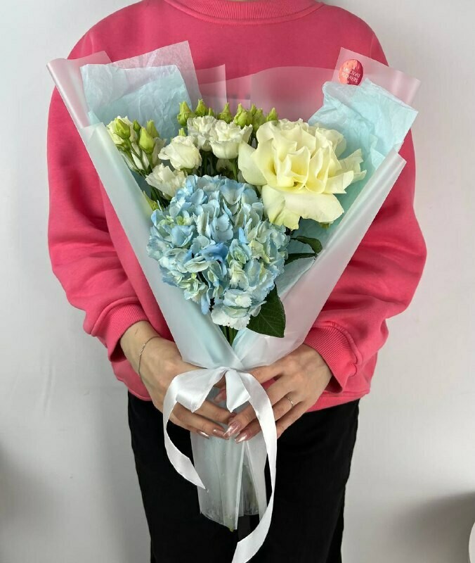 Buket iz gortenzii, eustomi i rozi, standart