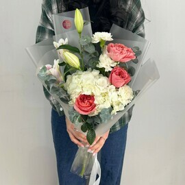 Букет из пионовидных роз, лилии, диантусов, гортензии