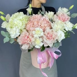 TCveti v korobke s gortenziyami, rozami, eustomoj i evkaliptom