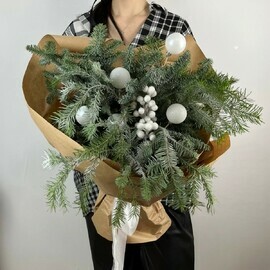 Buket novogodnij iz nobilisa, pihti i elochnih igrushek