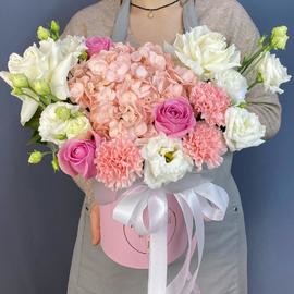 Композиция с розовой гортензией и белой эустомой